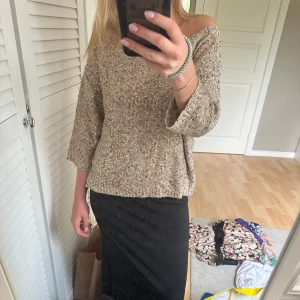 Festlig stickad t-shirt!  - Superfin festlig topp som passa till allt! Nyskick!