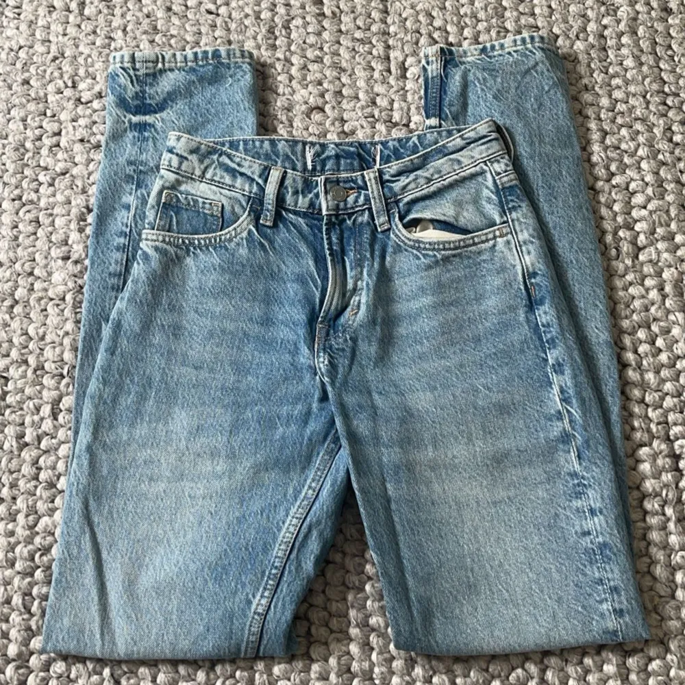 Säljer mina straight jeans från H&M, använda fåtal gånger. Storlek 146 - 152, jag är 1,62 och lite långa men för små i midjan. Går att sy om till bootcut om man vill. Pris kan diskuteras vid snabb affär!. Jeans & Byxor.