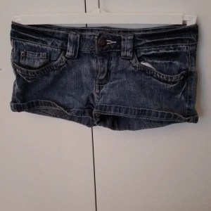 Mörkblåa Shorts - Shorts i storlek 146/152  Okänt märke men står Girl Star på lappen   Antingen till barn eller väldigt korta till tonåringar/vuxna  Katt finns i hemmet