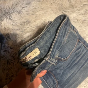 Intressekoll hollister shorts - Tänkte kolla om det finns något intresse för ett par hollister shorts i denna nyans, de är dock high waist och storlek 26💖🛍️🌸