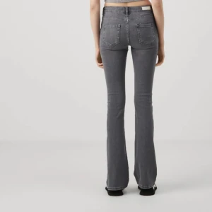 Only jeans  - Säljer dessa only jeans pga för små och används inte. Storlek 32 och bra i längden på mig (162 cm). De har inte används mkt och är i bra skick. 💖(inte mina bilder) 