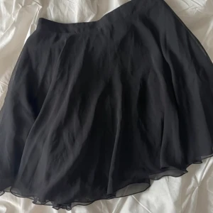 Nakd kjol - Kjol från NAKD.  Fint skick, använd fåtal gånger. Nypris: 299:-  Flera lager, luftig, stängs med dragkedja vid sidan.