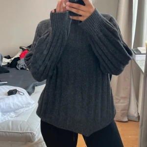 stickad tröja - stickad tröja lite nopprig men fint skick ändå