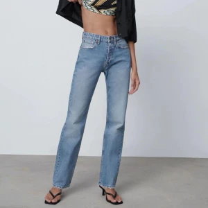 Zara jeans low waist  - Blå Zara jeans i low waist stright leg i storlek 34 💙  Superfina men tyvärr lite för korta för mig som är 168cm 