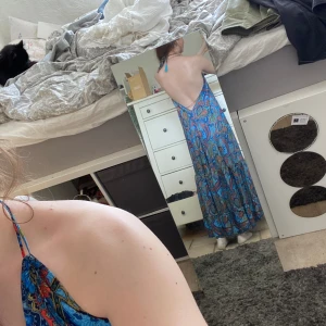 supersöt maxiklänning - säljer min fina maxiklänning med öppen rygg. köpte i italien förra sommaren men har inte använt. den är i ett väldigt lent satinliknande material och särför superskön och luftig🫶