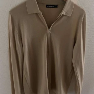 J Lindberg zip - Nypris:1799kr  Skick: som ny  Storlek S