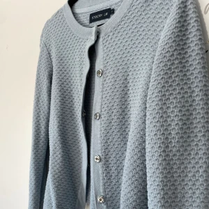 Blå Kofta  - Blå kofta från Stockh lm i storlek s, knapparna är lite lösa men funkar ändå💙💙 Kan gå med på o sänka pris 