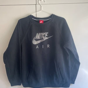 NIKE AIR tröja - Säljer denna Nike sporttröjan som även kan användas till vardag. I fint skick och storlek 158-170 cm, men skulle säga att den passar mellan S-M. 
