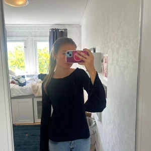 Långärmad NAKD - Långärmad finare topp från NAKD. Den är blå och har som små veck I materialet och utsvängda armar. 🫶🫶