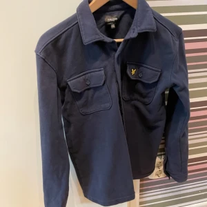 Overshirt  - En snygg marin blå overshirt från lyle and scott. Inga defekter, 100% bomull. Pris kan diskuteras vid snabb affär.
