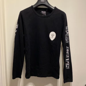 Yung lean Alien longsleeve - En av de första tröjorna Yung lean började sälja, Alien longsleeve/långärmad  Alien 2001- Sad boys  
