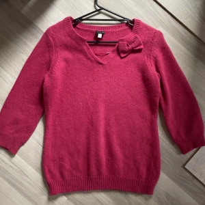 Stickad tröja -  Så fin stickad rosa trekvarts ärmadtröja med en rosett 🎀  