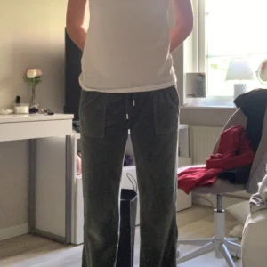 Juicy conture byxor - Dessa gröna juicy conture byxorna är i ett bra skick och är väll andvända. Dom är i storlek S/36..💕✨