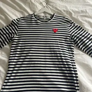 CDG long sleeve.  Storlek L sitter som en M Skick 9/10  