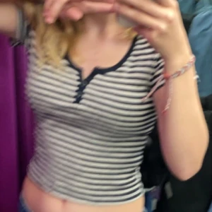 Brandy Melville topp - Jättesöt Brandy Melville topp i jättebra skick! Säljer pga att den inte är min stil. Använd fåtal gånger💕