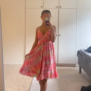 Sommarklänning - Superfin mönstrig sommarklänning! Köpt på en marknad i Spanien, tyvärr kommer den ej till användning. Tunt svalt material som är perfekt till olika tillfällen under sommaren🙌🏽😍 Fina detaljer med somriga färger! Stretchig i midjan så passar olika strl