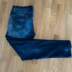 Mörkblåa Jack & Jones jeans i modellen (slim fit/ Tim). Sparsamt använda, hör av dig för fler frågor tar även emot prisförslag!
