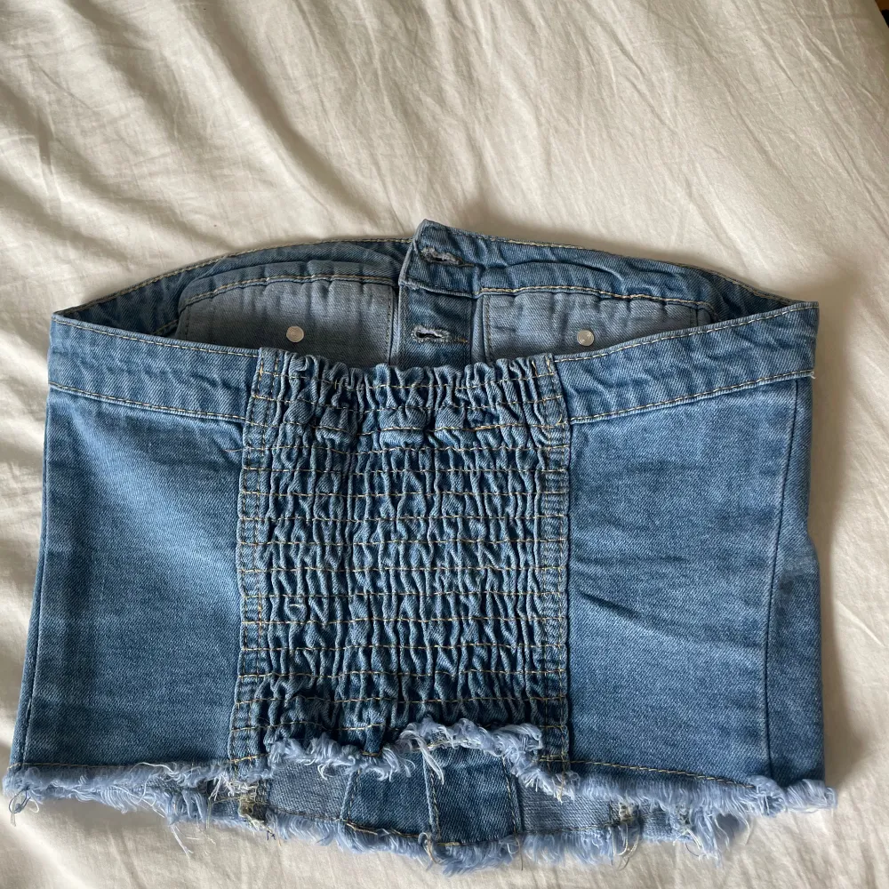 Säljer nu min fina jeans topp som jag köpte nyss. Den är helt ny och inga defekter säljer då jag råka köpa två! Pris kan alltid diskuteras. Hör gjärna av er för fler bilder. Toppar.