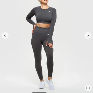 Träningsset ifrån Womens best  - Långärmad kroppad träningstopp med tillhörande träningstights. Ordinarepris för topp ca: 450kr. För träningstights ca:550kr. 