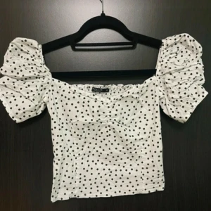 Söt topp - Söt prickig topp med puffärmar! Den är i storlek 32 men passar XXS och XS. Jättegullig nu till sommaren!💞