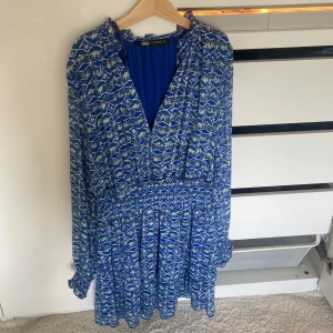 Zara klänning  - Säljer min fina sommar klänning från zara, jag köpte den förra året och har bara fått användning av den 2 gånger😍