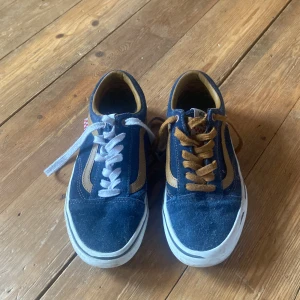 Vans - Hej! Säljer mina använda denimfärgade vans. Välanvända (se foto) men har mer att ge. Diskuterar gärna priset i meddelande. 