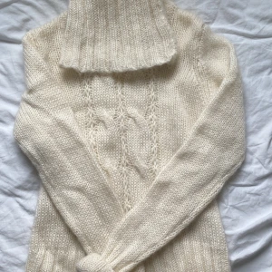 Stickad polo - Stickad polotröja med fin och detaljerad framsida. Armarna är uppvikts pga de var lite för långa för mig. Skriv för mått eller fler bilder💌