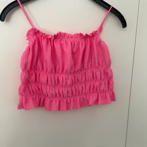 Topp från BERSHKA S - Fin topp från BERSHKA i storlek S aldrig använd så den är i ett nytt skick💕 Köparen står för frakten 