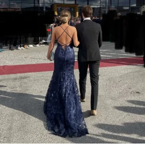 Balklänning  - Säljer nu min superfina balklänning! Endast använd en gång under en kväll och är i nyskick! Köptes för 2486kr💗 skriv för fler frågor! PRIS GÅR ATT DISKUTERA VID SNABB AFFÄR!