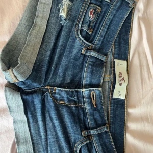 Hollister low waist jeans shorts - As populära hollister shorts, low waist, storlek 25 men passar mig som har xs/34