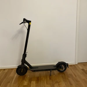 El-scooter av märket Xiaomi, modell Nordic 1S. Hastighet 20 km/h, räckvidd  45 km, punkteringsfritt däck ingår! - Säljes på grund av att jag skaffat bil och inte har någon användning utav den. Den är i toppskick, har dock ingen laddare men det går att beställa för ca 150 kr. Köpt hos webbhallen för 1,5 år sen.  Nypris 4499 kr Säljes för 1999 kr 