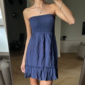 Klänning  - Säljer denna söta klänning. Har inte kommit mycket till användning så i mycket bra skick💕💕💕💕