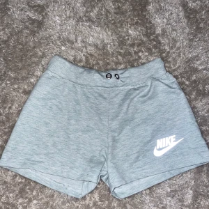 Nike shorts - Säljer dessa nike tränings skjorts i storlek M ( passar som S ) 🤍