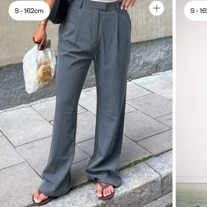 Djerf Avenue Favorite Pants Grey Strl. S - Sjukt snygga gråa kostymbyxor från Djerf Avenue. Byxorna är enligt beskrivning designade för att sitta löst runt midja och övrigt. Passar en större S-mindre M. Knappt använda och i fint skick. Nypris 1499kr.