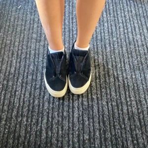 sneakers Etyz - Sneakers från Eytys, svarta mocka! Väl använda, söndriga inne baktill som synes på bilden 🌸