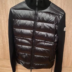 Moncler cardigan - 9/10 Skick Storlek M men sitter som S