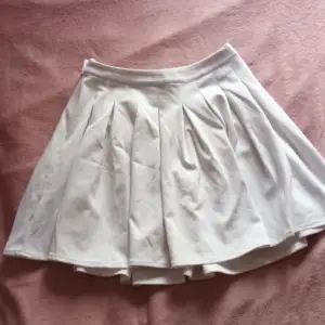 En vit lite tjockare kjol i strl M med väck i. Den är köpt på afound. Liknar en tenniskjol men utan shorts i. Perfekt året om som vanligt eller till anime cosplay 
