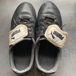 Puma  - Dom är lite trasiga på sidan men inte mycket. Påverkar ej spelet. Annars är dom ganska bra på utsidan och insidan. Pris kan diskuteras 🙂