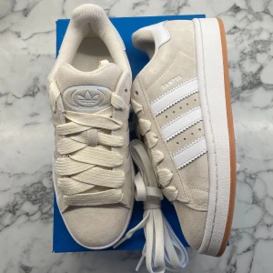 Adidas Campus 00s ”Wonder White” - Helt nya och oanvända Adidas Campus 00s ”Wonder White Gum”. Storlek: 39 1/3. Pris: 1500. Skicka ett meddelande vid intresse! 