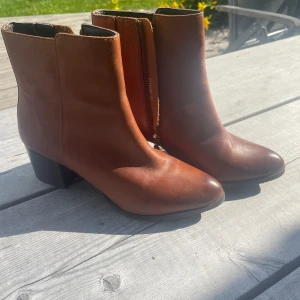 Stövletter i skinn - Äkta skinn stövletter i nyskick med klack.  Bra höst/vår skor. 