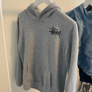 Stussy tröja  - Stussy hoddie till salu köpt på fyndig för 200kr, pris nu 70kr! Storlek s