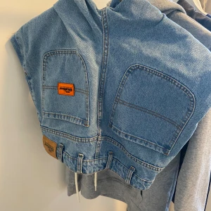 Butter jeans  - Baggy jeans med märket butter, passar på folk som är 160-150 cm benen är uppsydda fint och flitigt med sy maskin! 