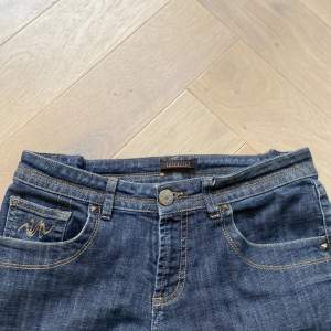 Supersöta raka jeans med nitdetaljer vid fickorna. 