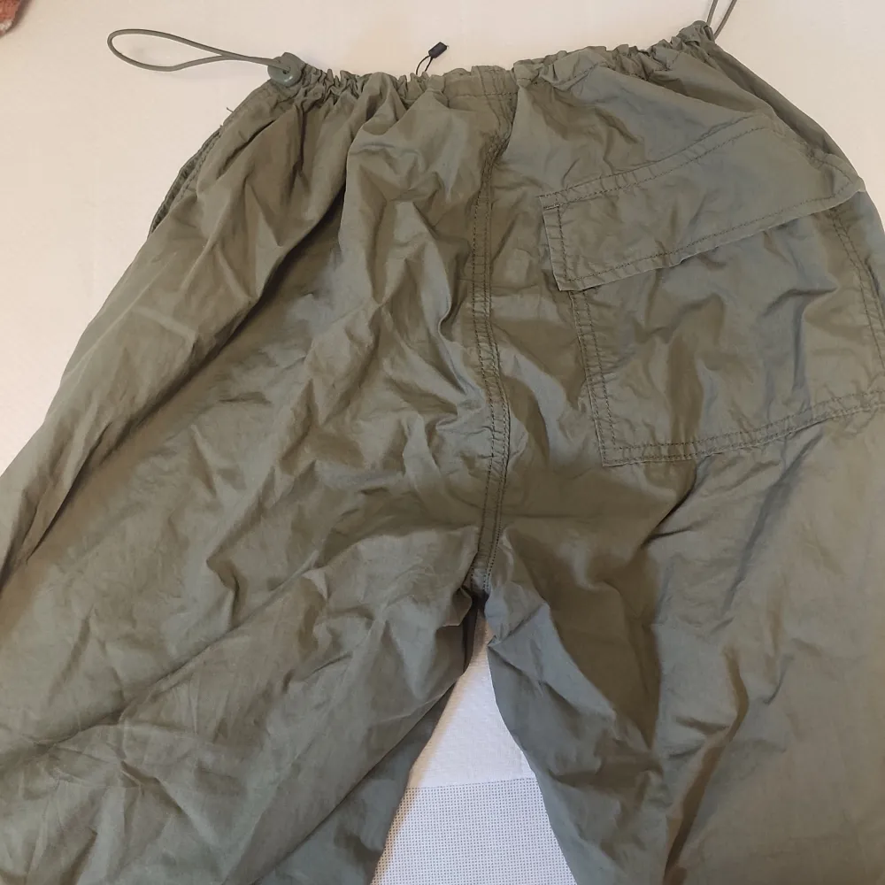 Grön parachute pants. Helt nya och är i nyskick. Jeans & Byxor.