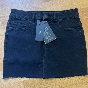 Svart jeanskjol  - En svart jeanskjol i storlek S (ej använd)