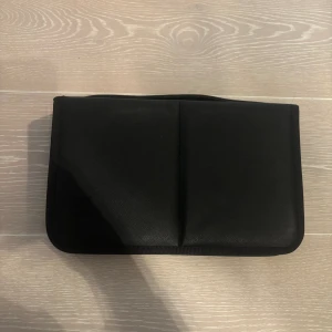 Borsthållare - Svart väska för förvaring av sminkborstar från morphe. Endast använd en gång.