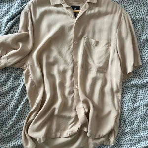 Skjorta - Skjorta från H&M! Perfekt för sommaren! Tunn och super skön! Storlek- S Färg- Beige Skick-10/10 Detaljer- Ficka  Pris- 170
