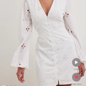 Vit klänning - Superfin vit klänning, perfekt till midsommar eller studenten/avslutning🤩 Säljer pga fel storlek:( Helt oanvänd!