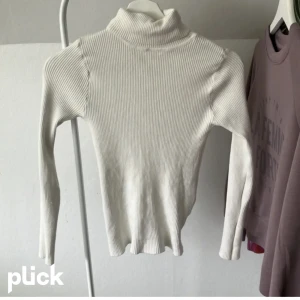 Crewneck tröja - Älskar och ser så fin ut! Inga defekter. För fler bilder kan du kontakta mig. Kan sänka priset om det är en snabb affär. Är 164cm lång.