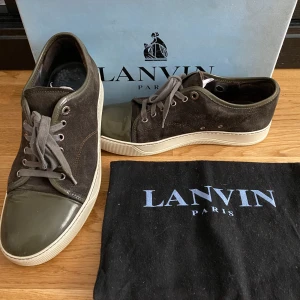 Lanvin skor - Säljer dessa superfeta lanvin skor. Använt skick men fortfarande superfina. Dem har en deffekt fram i högra stortån på utsidan (bild 3). Allt på bilden ingår. Nypris - 4500 kr